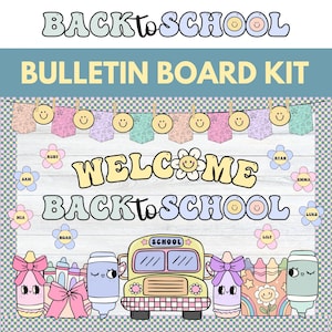 Può includere: Un kit lavagna colorato con la scritta "BACK to SCHOOL" e "BULLETIN BOARD KIT". Il design include un autobus scolastico, facce sorridenti, fiori e materiale scolastico. Sono visibili anche le parole "WELCOME BACK to SCHOOL".