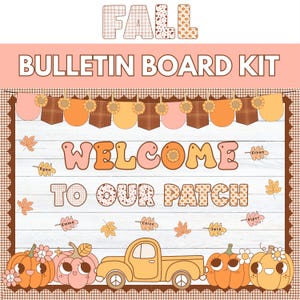 Puede incluir: Kit de tablón de anuncios con temática otoñal con el texto "FALL BULLETIN BOARD KIT". El diseño incluye calabazas, una camioneta y las palabras "WELCOME TO OUR PATCH". La paleta de colores presenta tonos naranja, marrón y melocotón.