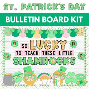 Puede incluir: Kit de tablón de anuncios del Día de San Patricio con detalles en verde, rosa y amarillo. El diseño incluye tréboles, duendes, arcoíris y el texto "So Lucky to Teach These Little Shamrocks."