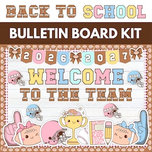 以下が含まれることがあります： 「BACK TO SCHOOL」と「BULLETIN BOARD KIT」の文字が入った掲示板キット。2026年と2027年の数字が入ったバナー、フットボールのヘルメット、「WELCOME TO THE TEAM」の文字がデザインされています。
