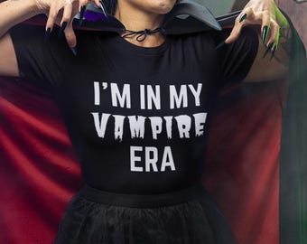 Maglietta "Sono nella mia era da vampiro", divertente maglietta gotica, regalo per gli amanti dei vampiri, abbigliamento estetica gotica, maglietta Dark Academia