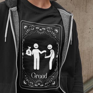 de carte de tarot de la cupidité | T-shirt graphique Seven Deadly Sins | T-shirt esthétique gothique sorcière | Chemise d'humour noir occulte | Chemise unisexe