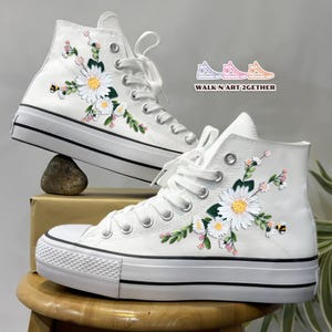 Op maat geborduurd Converse-platform, Converse bruiloft voor bruid, bruidssneakers, bloemen geborduurde bruiloft Converse, gepersonaliseerde naam/datum
