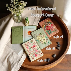 Funda de pasaporte bordada con flores de temporada, bordada a mano, para ella, con bordado floral, de lino.