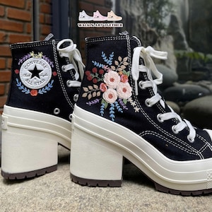 Bouquet de fleurs 3D brodé Converse, talons hauts Converse personnalisés, Converse de mariage pour la mariée, baskets de mariée, chaussure à talon Chuck 70 De Luxe