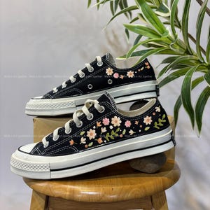 Converse com bordado de flores rosa, Converse com jardim floral personalizado, Converse cano baixo para noiva, Sapatos de aniversário para a escola, Tênis de presente exclusivo