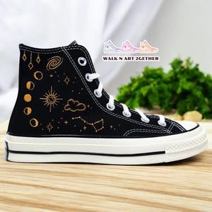 Converse con ricamo fasi lunari, sneakers con ricamo a mano celeste, Converse con ricamo galassia, Converse alte personalizzate con ricamo spaziale