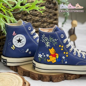 Converse ricamate con orso dei cartoni animati, sneakers ricamate con orso e miele, alveare ricamato, Converse per amanti degli animali, ricamo con prato fiorito