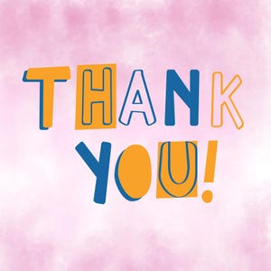 Op de afbeelding: Digitale illustratie op een roze aquarel achtergrond met de tekst "THANK YOU!" in vette, kleurrijke letters. De letters zijn blauw en oranje met een speels, omlijnd lettertype.