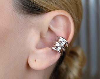 Tjock öronmanschett med vågdesign • Tjock öronmanschett i massivt silver 925 • Örhängen i konstbrosk • Ingen prissättning behövs • Present till henne • Stapelbar