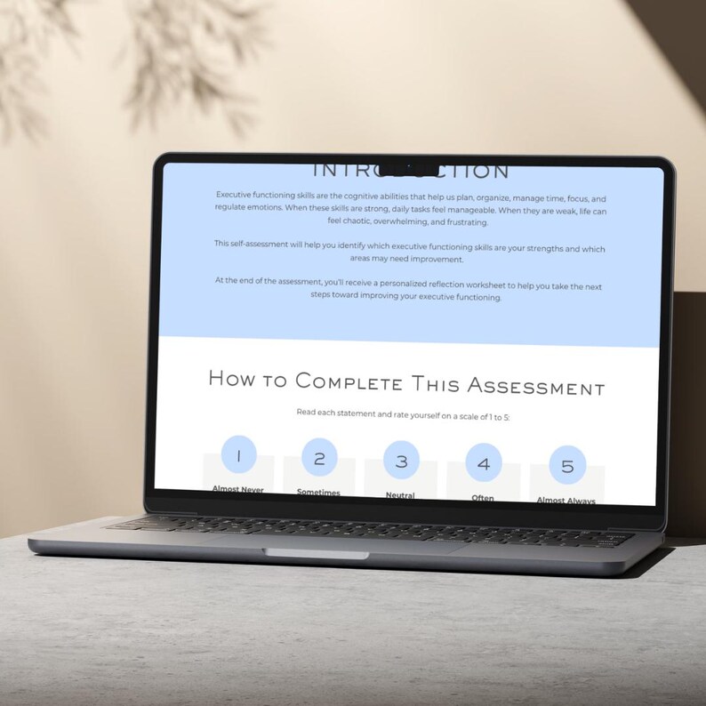 以下が含まれることがあります： シルバーのラップトップは、画面に自己評価を表示しています。「はじめに」と「この評価を完了する方法」というテキストが表示されています。評価では、ステートメントを評価するために1〜5のスケールを使用します。ラップトップは明るい灰色の表面にあります。