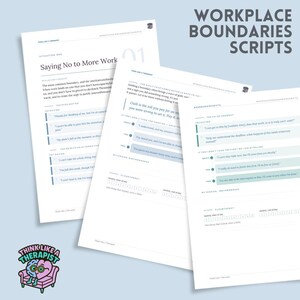 Pu&ograve; includere: Tre documenti stampati bianchi intitolati Workplace Boundaries Scripts contenenti testo sulla comunicazione professionale, incluse sezioni come Saying No to More Work, con accenti blu e verdi e un piccolo logo a forma di cervello.