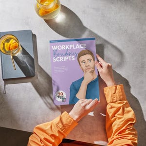 Pu&ograve; includere: Un libro viola chiaro intitolato Workplace Boundaries Scripts con l'illustrazione di una persona dai capelli castani con una maglia blu che appoggia il mento sulla mano. La copertina include un badge circolare bianco con 20 pages of scripts.