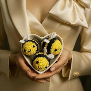 quickly Crochet Bee Pattern - Amigurumi Bee Keychain PDF - Cute Beginner Friendly .Bumblebee Pattern Quick DIY Gift English Crochet Tutorial