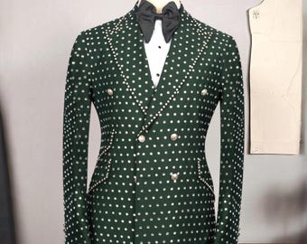 Esmoquin artesanal con detalles en piedra verde y plateada para hombre, ideal para fiesta de graduación, boda, eventos especiales y galas.