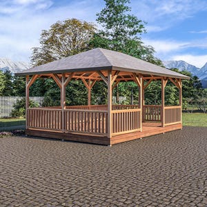 Può includere: Un gazebo in legno con tetto di scandole grigie e ringhiera avvolgente. Il gazebo è costruito in legno marrone chiaro e poggia su un ponte di legno. Lo sfondo presenta una staccionata bianca, alberi e montagne.