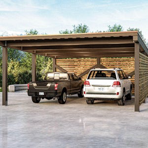 Puede incluir: Un carport de madera con techo marrón y una pared de listones de madera. Dos vehículos están estacionados debajo del carport, un SUV blanco y una camioneta negra.