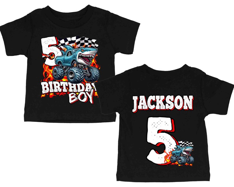 Puede incluir: Dos camisetas negras para ni&ntilde;os peque&ntilde;os. Una presenta un cami&oacute;n monstruo azul con un dise&ntilde;o de tibur&oacute;n, el n&uacute;mero 5 y el texto "BIRTHDAY BOY". La otra camiseta tiene el nombre "JACKSON", el n&uacute;mero 5 y un gr&aacute;fico de cami&oacute;n monstruo.