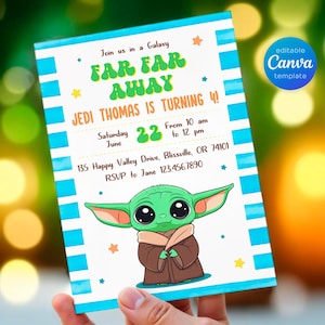Puede incluir: Una tarjeta de invitaci&oacute;n a rayas azules y blancas con un personaje alien&iacute;gena verde. El texto de la tarjeta dice "Join us in a Galaxy Far Far Away Jedi Thomas is turning 4! Saturday June 22 From 10 am to 12 pm 135 Happy Valley Drive, Blissville, OR 74101 RSVP to Jane 123.456.7890".