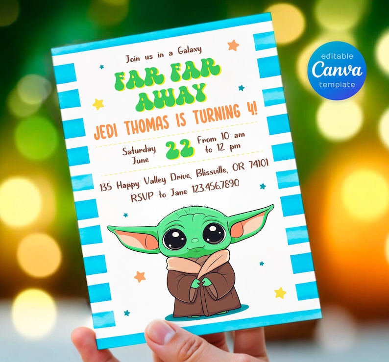 Puede incluir: Una tarjeta de invitaci&oacute;n a rayas azules y blancas con un personaje alien&iacute;gena verde. El texto de la tarjeta dice "Join us in a Galaxy Far Far Away Jedi Thomas is turning 4! Saturday June 22 From 10 am to 12 pm 135 Happy Valley Drive, Blissville, OR 74101 RSVP to Jane 123.456.7890".