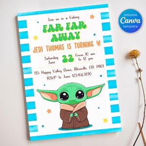 Puede incluir: Una invitaci&oacute;n imprimible para una fiesta de cumplea&ntilde;os de 4 a&ntilde;os con tem&aacute;tica de Star Wars. La invitaci&oacute;n presenta una imagen de dibujos animados de Baby Yoda, un personaje alien&iacute;gena verde de la franquicia Star Wars, con el texto "Join us in a Galaxy Far Far Away Jedi Thomas is turning 4!" y los detalles de la fiesta.