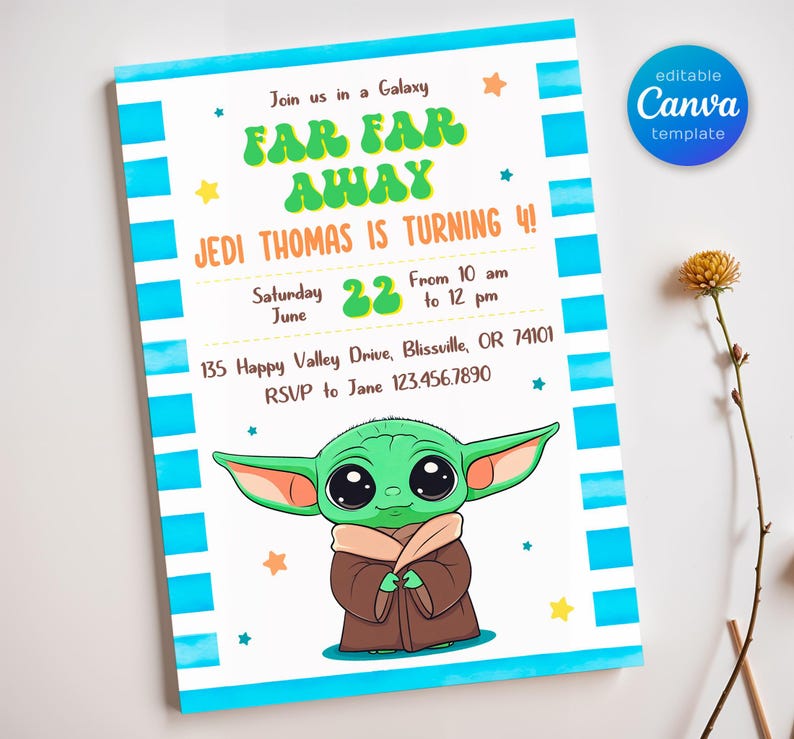 Puede incluir: Una invitaci&oacute;n imprimible para una fiesta de cumplea&ntilde;os de 4 a&ntilde;os con tem&aacute;tica de Star Wars. La invitaci&oacute;n presenta una imagen de dibujos animados de Baby Yoda, un personaje alien&iacute;gena verde de la franquicia Star Wars, con el texto "Join us in a Galaxy Far Far Away Jedi Thomas is turning 4!" y los detalles de la fiesta.