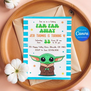 Puede incluir: Una invitaci&oacute;n a rayas azules y blancas con una imagen de dibujos animados de un personaje extraterrestre verde. La invitaci&oacute;n dice "Join us in a Galaxy Far Far Away Jedi Thomas is turning 4!" con detalles para la fiesta el 22 de junio de 10 am a 12 pm. La direcci&oacute;n es 135 Happy Valley Drive, Blissville, OR 74101. RSVP a Jane 123.456.7890.