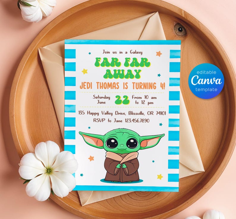 Puede incluir: Una invitaci&oacute;n a rayas azules y blancas con una imagen de dibujos animados de un personaje extraterrestre verde. La invitaci&oacute;n dice "Join us in a Galaxy Far Far Away Jedi Thomas is turning 4!" con detalles para la fiesta el 22 de junio de 10 am a 12 pm. La direcci&oacute;n es 135 Happy Valley Drive, Blissville, OR 74101. RSVP a Jane 123.456.7890.