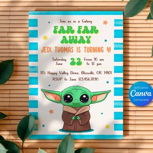 Puede incluir: Un fondo a rayas azules y blancas con un rect&aacute;ngulo blanco en el centro. El rect&aacute;ngulo tiene un personaje alien&iacute;gena verde con ojos grandes y t&uacute;nicas marrones. El texto "Join us in a Galaxy FAR FAR AWAY JEDI THOMAS IS TURNING 4! Saturday 22 From 10 am to 12 pm 135 Happy Valley Drive, Blissville, OR 74101 RSVP to Jane 123.456.7890" est&aacute; impreso en el rect&aacute;ngulo. El texto "editable Canva template" est&aacute; impreso en la esquina inferior derecha.