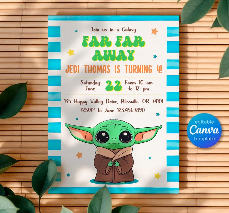 Puede incluir: Un fondo a rayas azules y blancas con un rect&aacute;ngulo blanco en el centro. El rect&aacute;ngulo tiene un personaje alien&iacute;gena verde con ojos grandes y t&uacute;nicas marrones. El texto "Join us in a Galaxy FAR FAR AWAY JEDI THOMAS IS TURNING 4! Saturday 22 From 10 am to 12 pm 135 Happy Valley Drive, Blissville, OR 74101 RSVP to Jane 123.456.7890" est&aacute; impreso en el rect&aacute;ngulo. El texto "editable Canva template" est&aacute; impreso en la esquina inferior derecha.
