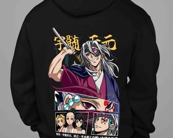 Puede incluir: Sudadera con capucha negra con un gráfico de anime colorido. El diseño presenta un personaje con cabello blanco, una espada y texto japonés. Debajo hay tres paneles más pequeños con personajes adicionales. La sudadera es de estilo casual y cómodo.