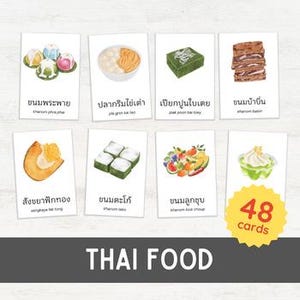 Pode incluir: Um conjunto de 48 flashcards com ilustrações de várias sobremesas tailandesas, com seus nomes escritos em tailandês e inglês. Os cartões são projetados para aprender sobre comida tailandesa.