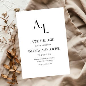 Klassiek zwart-wit Save The Date bruiloft/verlovingsuitnodiging of kaart met gepersonaliseerde initialen, eenvoudig, minimalistisch, modern bruiloft