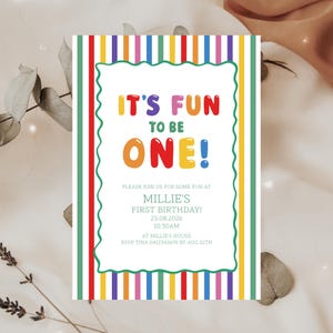 Op de afbeelding: Een kleurrijke verjaardagsuitnodiging met de tekst "IT'S FUN TO BE ONE!" in speelse, vette letters. De uitnodiging heeft een witte achtergrond met een groene rand en verticale strepen in verschillende kleuren. Details zijn datum, tijd en RSVP.
