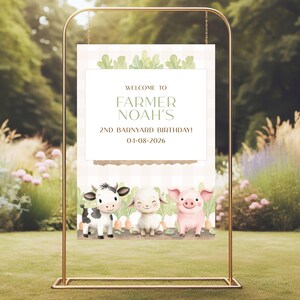 Puede incluir: Un letrero en un soporte de metal dorado con el texto "WELCOME TO FARMER NOAH'S 2ND BARNYARD BIRTHDAY! 04-08-2026". El letrero presenta una ilustración de vaca, cordero y cerdo.