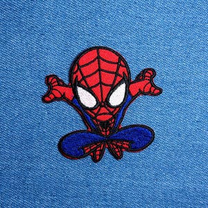 Puede incluir: Un juego de tres tazas de cerámica con acabado mate moteado. Cada taza presenta un color diferente: azul claro, crema y gris. Las tazas tienen un diseño simple y moderno con forma redondeada y un asa cómoda. Altura aproximada 10 cm.