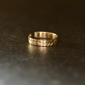 dainty 14k solid gold toe ring with vines and tiny 6 point star - dainty gold midi ring - pinky ring