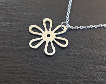 Colar com pingente de margarida feito em prata de lei calibre 18.