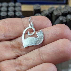 Delicado dije de corazón de gato en plata de ley