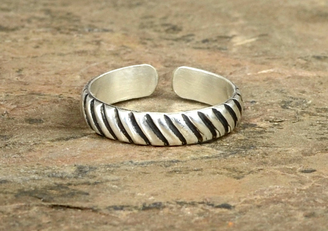 Sleek and Modern Grooved Sterling Silver Toe Ring With Groovy Pattern ...