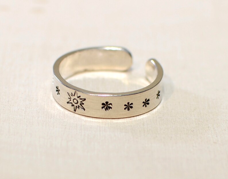 TR977 Sterling Silver toe ring with sunburst and stars