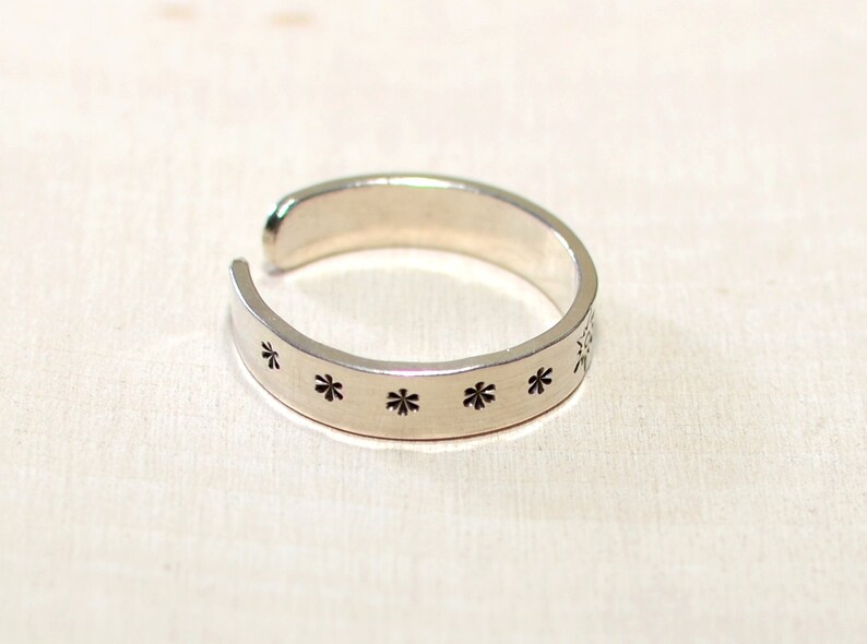TR977 Sterling Silver toe ring with sunburst and stars
