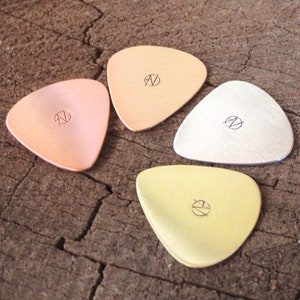 mixed bag of different metal picks - PLAYABLE - standard pick size - copper, brass , bronze and aluminum - QTY 4