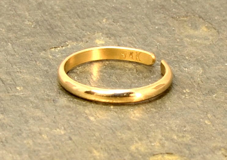 sierlijke midi ring sierlijke 14k goud gevulde teenring met hand gestempelde madeliefjes Sieraden Lichaamssieraden Teenringen sierlijke pink ring 