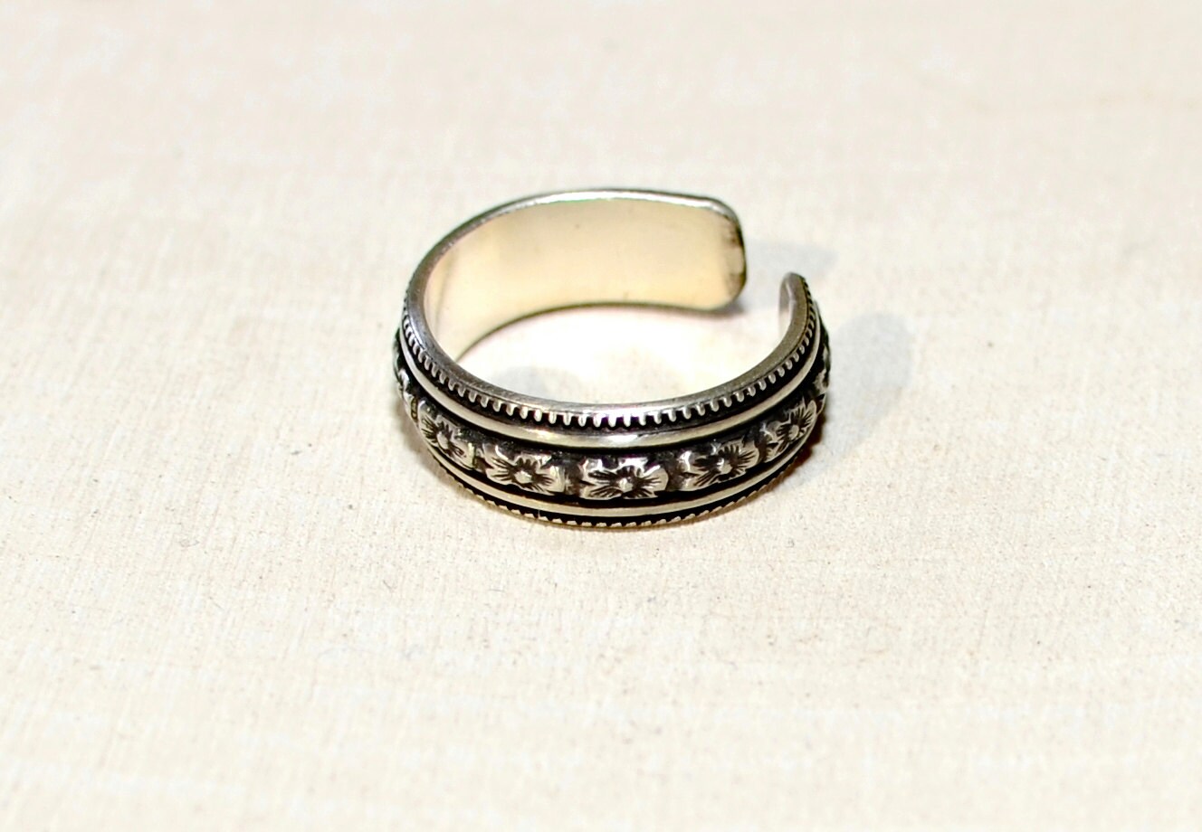 Sterling Silver Toe Ring With Hibiscus Flower Pattern and Antiqued ...