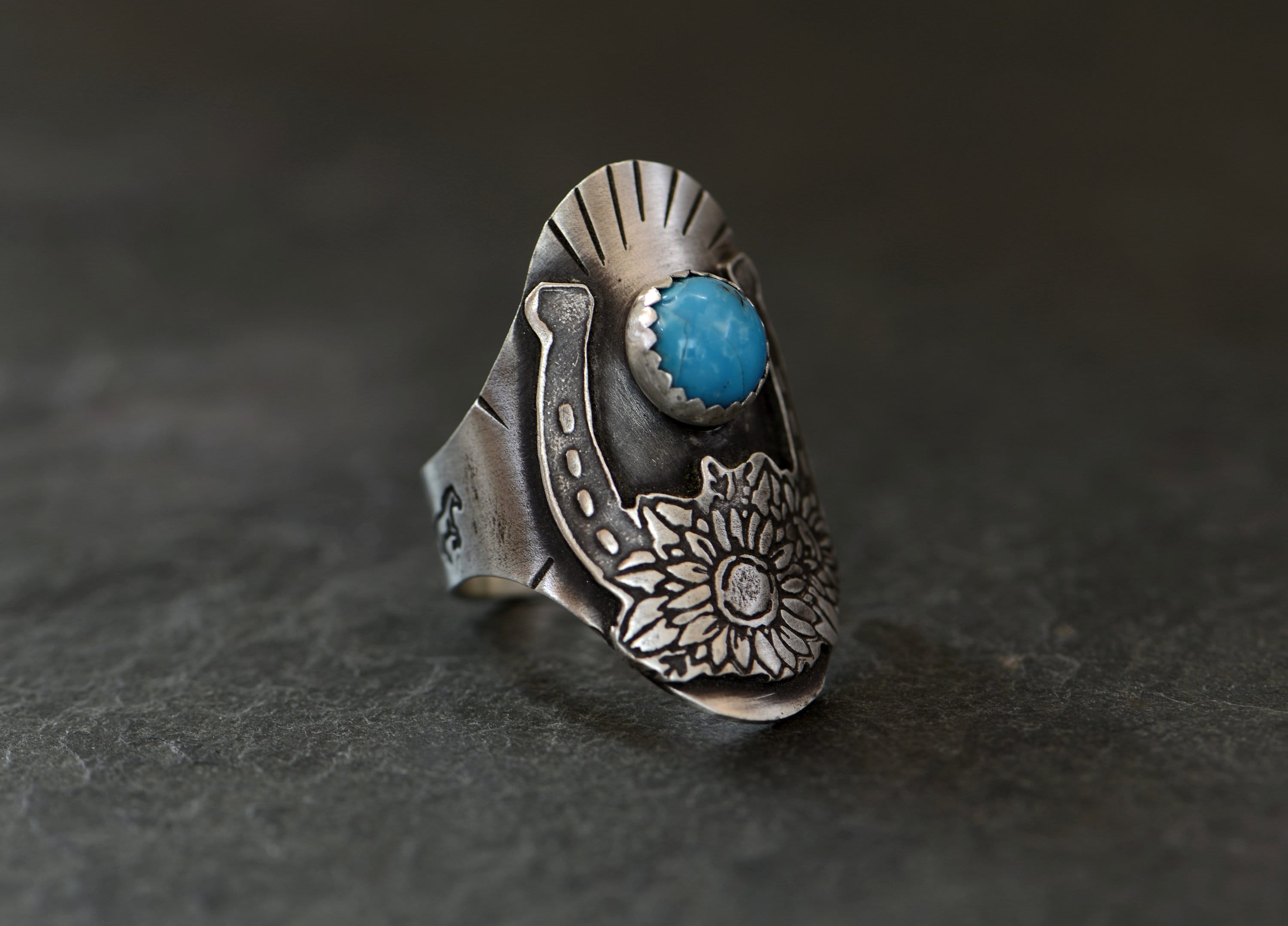 ターコイズ付きスターリングシルバーの馬蹄サドルリング - 大きな