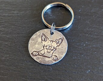 Placa de identificación para perro redonda plateada con un lindo perro en el frente y el nombre de su perro personalizado en la parte posterior, hecha a mano