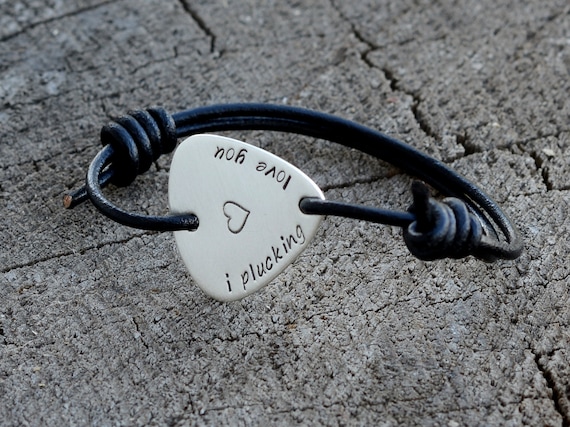 I Plucking Love You」の刻印入りレザーとスターリングシルバーの 