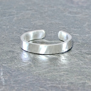 dainty sterling silver toe ring with straight hammered texture