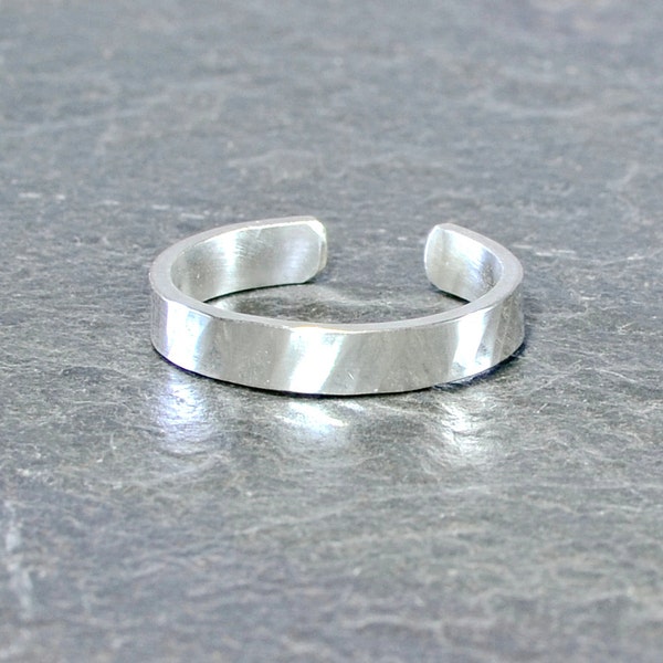 dainty sterling silver toe ring with straight hammered texture